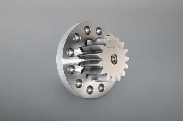 Zum Produktionsumfang gehören gerad- und schrägverzahnte Stirnräder, Stirnradscheiben und Zahnkränze in geschliffener und gefräster Ausführung, hergestellt in diversen Modulen, Abmessungen und Werkstoffen, auch gehärtet und beschichtet.