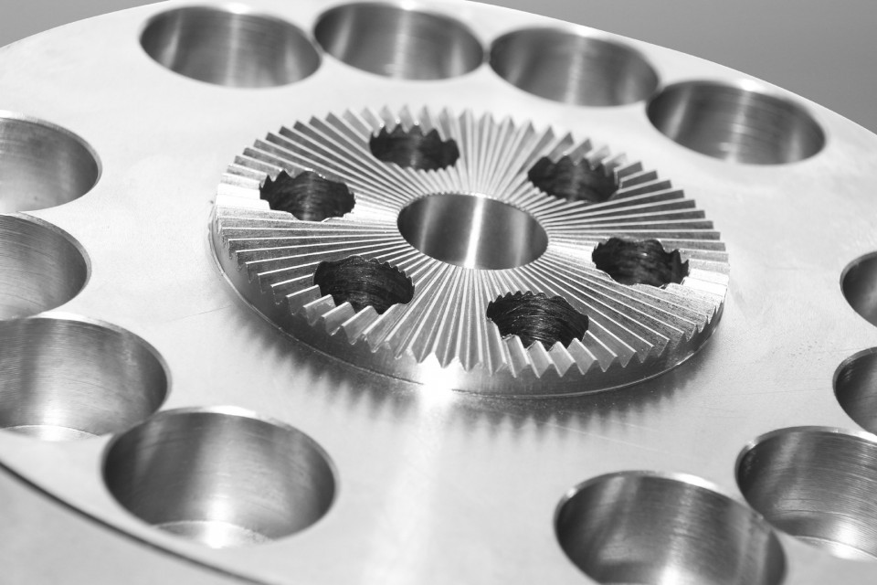 Zum Produktionsumfang gehören gerad- und schrägverzahnte Stirnräder, Stirnradscheiben und Zahnkränze in geschliffener und gefräster Ausführung, hergestellt in diversen Modulen, Abmessungen und Werkstoffen, auch gehärtet und beschichtet.