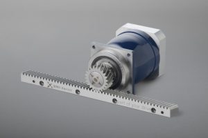 Unsere Zahnstangenantriebe überzeugen aufgrund ihrer Eigenschaften, höchst effizient, präzise dynamisch zu sein. Diese Benefits entstehen durch die Kombinationen aus spielarmen Planetengetrieben mit hochgenauen Ritzeln und Zahnstangen.