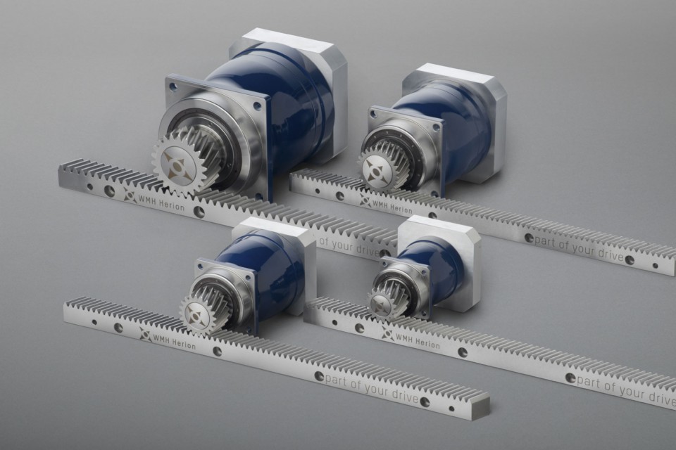 Unsere Zahnstangenantriebe überzeugen aufgrund ihrer Eigenschaften, höchst effizient, präzise dynamisch zu sein. Diese Benefits entstehen durch die Kombinationen aus spielarmen Planetengetrieben mit hochgenauen Ritzeln und Zahnstangen.