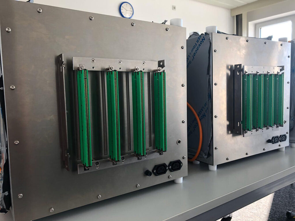 Zur Validierung Ihrer Produkte, bieten wir Ihnen die Möglichkeit einer Lebensdauersimulation über einen Burn In Test mithilfe unseres Burn-In Ofens.