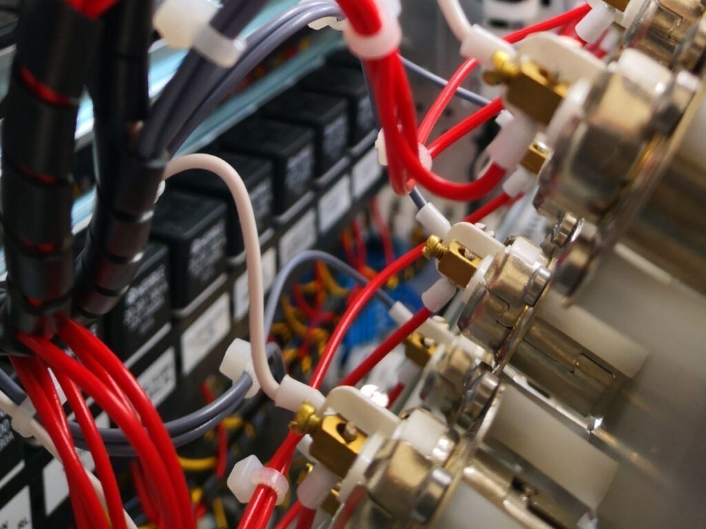 Der Begriff Loadbox hat sich in der Welt der Validierungen und Prüflabore etabliert. Es geht um die Prüfung von Steuergeräten.