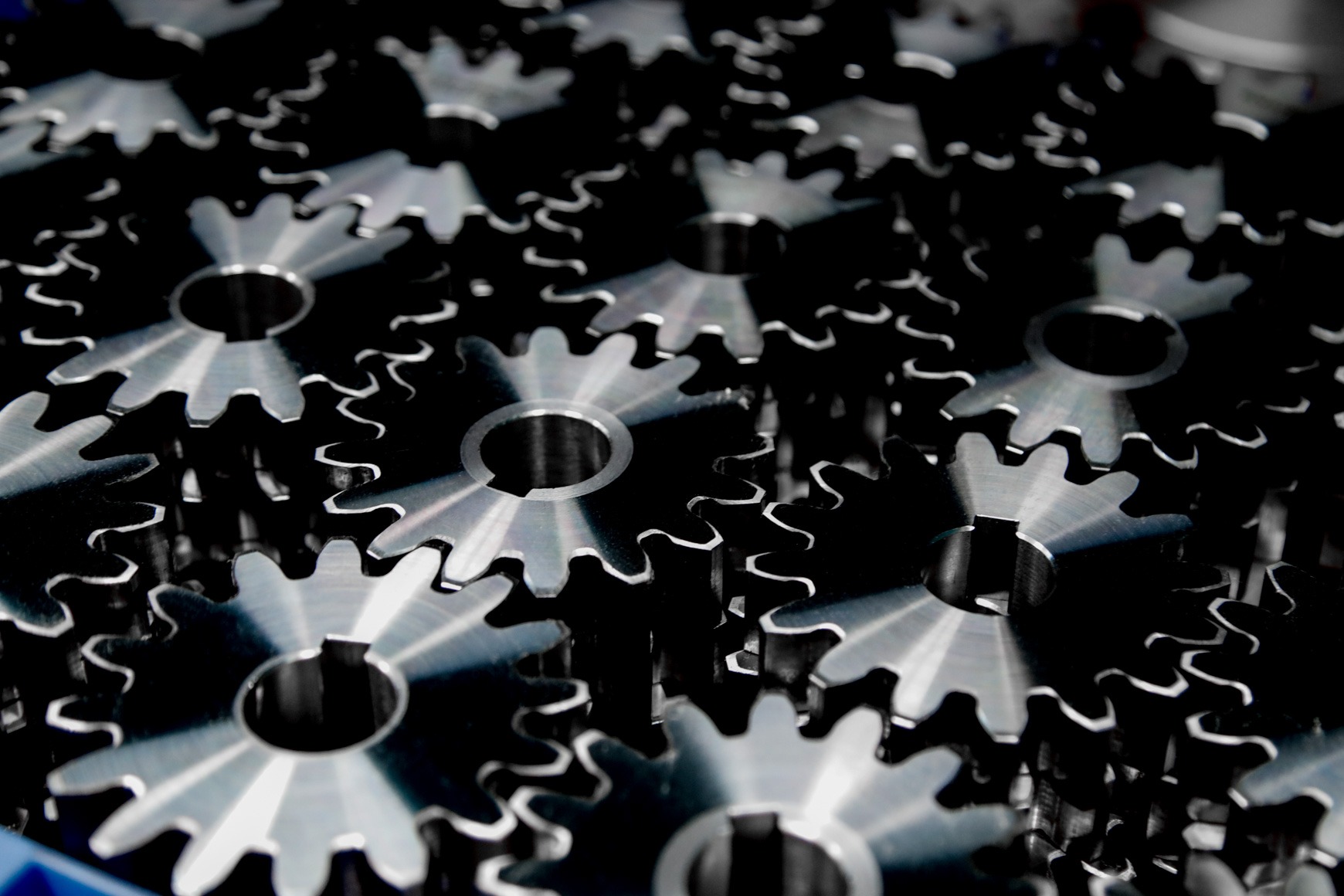 Zum Produktionsumfang gehören gerad- und schrägverzahnte Stirnräder, Stirnradscheiben und Zahnkränze in geschliffener und gefräster Ausführung, hergestellt in diversen Modulen, Abmessungen und Werkstoffen, auch gehärtet und beschichtet.