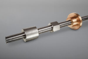 Das Sortiment bietet rechts- und linksgängige Trapezgewindespindeln in gewirbelter und gerollter Ausführung, gefertigt in unterschiedlichen, auch rostfreien Werkstoffen, sowie Trapezgewindemuttern in diversen Ausführungen und Werkstoffen.