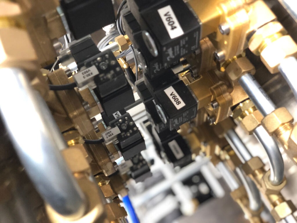 Aus Gründen der Qualitätssicherung. Je qualitativ hochwertiger das Produkt ist, desto zufriedener ist der Kunde. Denn das bedeutet, dass das Produkt das hält, was es verspricht. Nur wie kann man ein Versprechen geben? Ganz genau: Mit der Validierung des Produkts ob es dem Einsatzzweck standhält.