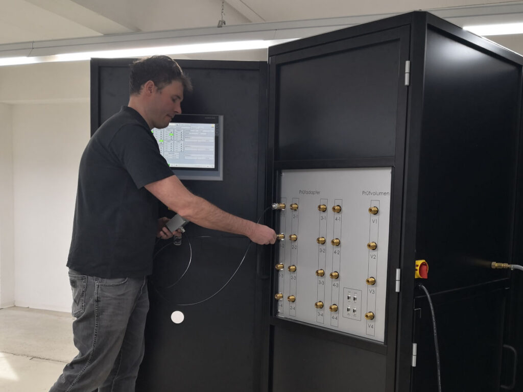 Ein Ventil ist eine mechanische, meist elektrisch gesteuerte Vorrichtung, mit dieser der Durchfluss eines Mediums z.B. Luft gesteuert werden kann.