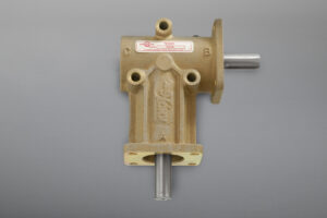 Zur Auswahl stehen Ihnen 3 Kegelradgetriebe-Baureihen mit unterschiedlichen Konfigurationen und Übersetzungsverhältnissen, mit hoher Leistung bei geringem Platzbedarf. Ergänzend zum Standardprogramm bieten wir eine Vielzahl individueller Getriebelösungen.