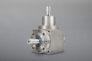 Zur Auswahl stehen Ihnen 3 Kegelradgetriebe-Baureihen mit unterschiedlichen Konfigurationen und Übersetzungsverhältnissen, mit hoher Leistung bei geringem Platzbedarf. Ergänzend zum Standardprogramm bieten wir eine Vielzahl individueller Getriebelösungen.
