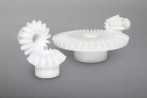 Kegelräder und Kegelradsätze sind mit verschiedensten Einbaumaßen und Übersetzungsverhältnissen lieferbar. Erhältlich sind gerad-, schräg- und bogenverzahnte Ausführungen, gefertigt in diversen Werkstoffen, auch wärmebehandelt und einbaufertig bearbeitet.