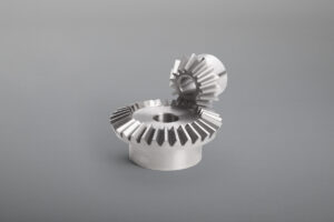 Kegelräder und Kegelradsätze sind mit verschiedensten Einbaumaßen und Übersetzungsverhältnissen lieferbar. Erhältlich sind gerad-, schräg- und bogenverzahnte Ausführungen, gefertigt in diversen Werkstoffen, auch wärmebehandelt und einbaufertig bearbeitet.