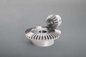 Kegelräder und Kegelradsätze sind mit verschiedensten Einbaumaßen und Übersetzungsverhältnissen lieferbar. Erhältlich sind gerad-, schräg- und bogenverzahnte Ausführungen, gefertigt in diversen Werkstoffen, auch wärmebehandelt und einbaufertig bearbeitet.