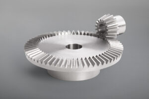 Kegelräder und Kegelradsätze sind mit verschiedensten Einbaumaßen und Übersetzungsverhältnissen lieferbar. Erhältlich sind gerad-, schräg- und bogenverzahnte Ausführungen, gefertigt in diversen Werkstoffen, auch wärmebehandelt und einbaufertig bearbeitet.