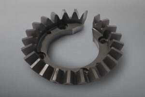 Kegelräder und Kegelradsätze sind mit verschiedensten Einbaumaßen und Übersetzungsverhältnissen lieferbar. Erhältlich sind gerad-, schräg- und bogenverzahnte Ausführungen, gefertigt in diversen Werkstoffen, auch wärmebehandelt und einbaufertig bearbeitet.