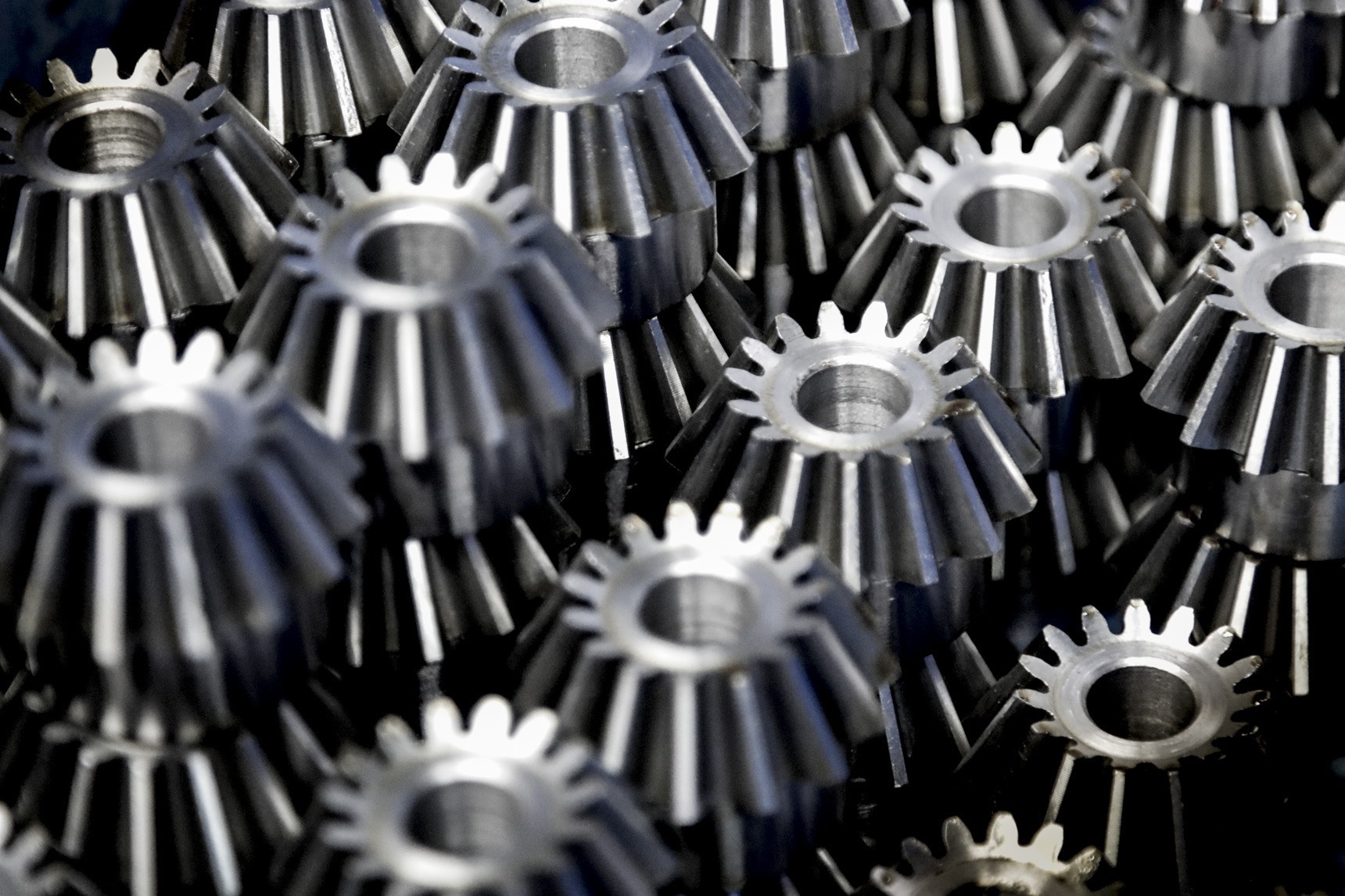 Kegelräder und Kegelradsätze sind mit verschiedensten Einbaumaßen und Übersetzungsverhältnissen lieferbar. Erhältlich sind gerad-, schräg- und bogenverzahnte Ausführungen, gefertigt in diversen Werkstoffen, auch wärmebehandelt und einbaufertig bearbeitet.