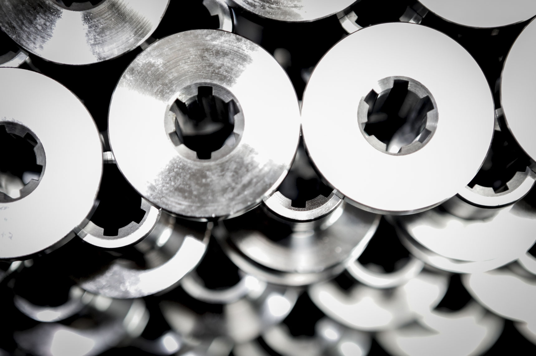 Lieferbar sind Keilwellen und Muffen in unterschiedlichen Abmessungen und Ausführungen, Materialien sowie Wellen und Naben mit Innen- und Außenprofilen, Mehrkeilprofilen, Kerbverzahnungen und Einzelnuten.