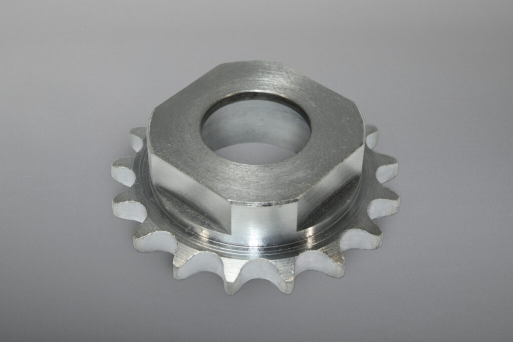 Zum Sortiment zählen Kettenräder in Simplex-, Duplex- sowie Triplex-Ausführung sowie Kettenradscheiben. Ergänzt wird das Lieferprogramm durch weitere Kettenrad-Ausführungen und Kettentypen, Anbauteile und Zubehör.