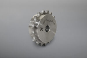 Zum Sortiment zählen Kettenräder in Simplex-, Duplex- sowie Triplex-Ausführung sowie Kettenradscheiben. Ergänzt wird das Lieferprogramm durch weitere Kettenrad-Ausführungen und Kettentypen, Anbauteile und Zubehör.