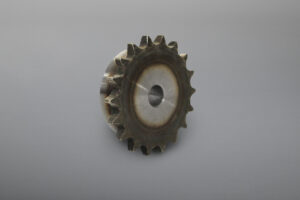 Zum Sortiment zählen Kettenräder in Simplex-, Duplex- sowie Triplex-Ausführung sowie Kettenradscheiben. Ergänzt wird das Lieferprogramm durch weitere Kettenrad-Ausführungen und Kettentypen, Anbauteile und Zubehör.