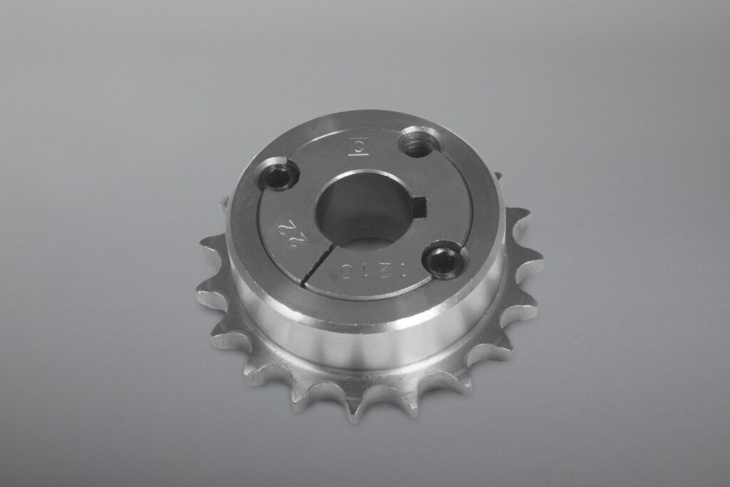 Zum Sortiment zählen Kettenräder in Simplex-, Duplex- sowie Triplex-Ausführung sowie Kettenradscheiben. Ergänzt wird das Lieferprogramm durch weitere Kettenrad-Ausführungen und Kettentypen, Anbauteile und Zubehör.