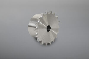 Zum Sortiment zählen Kettenräder in Simplex-, Duplex- sowie Triplex-Ausführung sowie Kettenradscheiben. Ergänzt wird das Lieferprogramm durch weitere Kettenrad-Ausführungen und Kettentypen, Anbauteile und Zubehör.