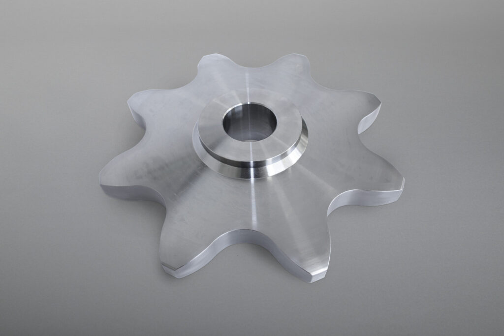 Zum Sortiment zählen Kettenräder in Simplex-, Duplex- sowie Triplex-Ausführung sowie Kettenradscheiben. Ergänzt wird das Lieferprogramm durch weitere Kettenrad-Ausführungen und Kettentypen, Anbauteile und Zubehör.