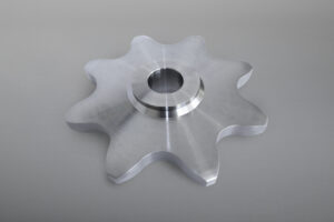 Zum Sortiment zählen Kettenräder in Simplex-, Duplex- sowie Triplex-Ausführung sowie Kettenradscheiben. Ergänzt wird das Lieferprogramm durch weitere Kettenrad-Ausführungen und Kettentypen, Anbauteile und Zubehör.