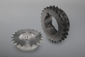 Zum Sortiment zählen Kettenräder in Simplex-, Duplex- sowie Triplex-Ausführung sowie Kettenradscheiben. Ergänzt wird das Lieferprogramm durch weitere Kettenrad-Ausführungen und Kettentypen, Anbauteile und Zubehör.