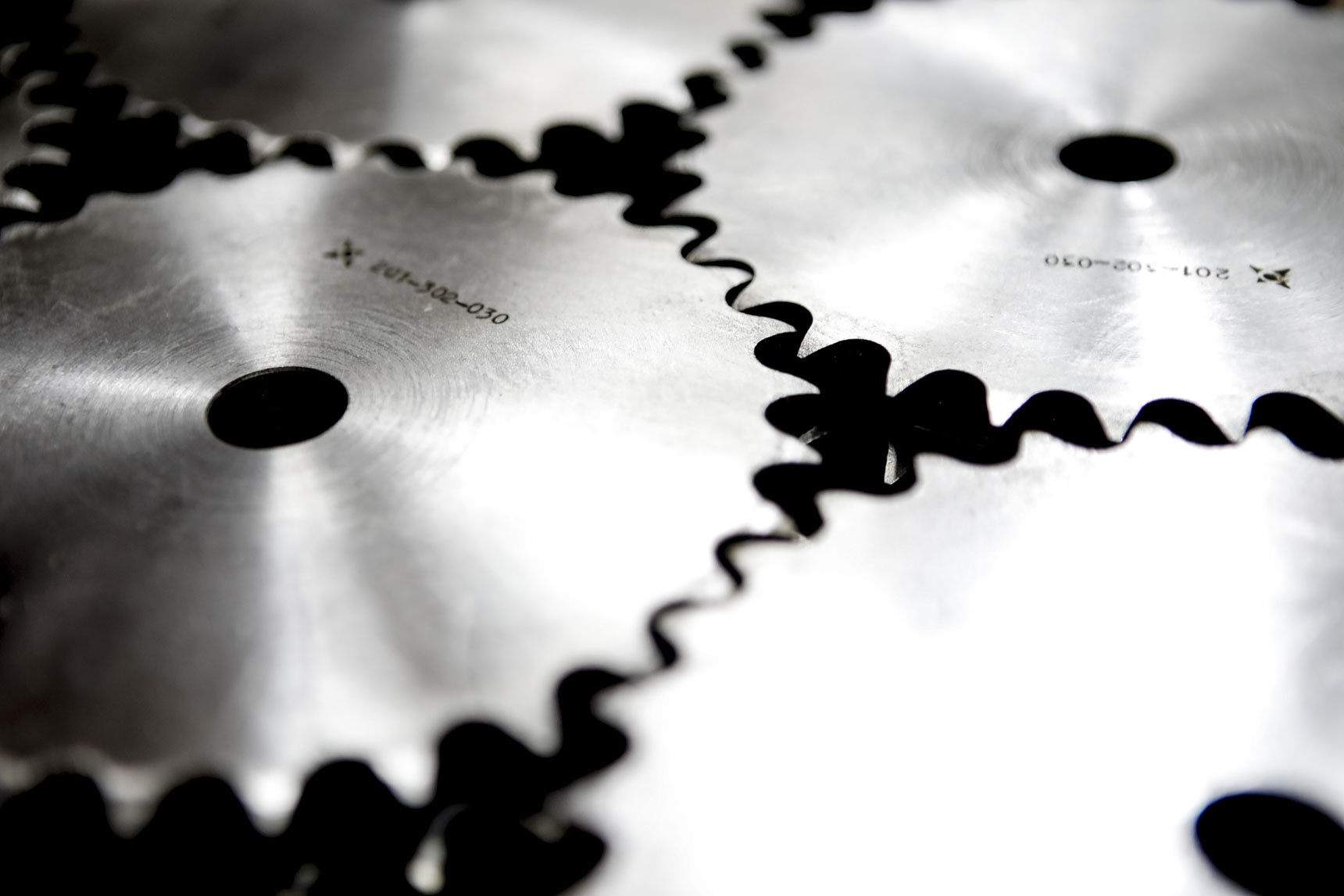 Zum Sortiment zählen Kettenräder in Simplex-, Duplex- sowie Triplex-Ausführung sowie Kettenradscheiben. Ergänzt wird das Lieferprogramm durch weitere Kettenrad-Ausführungen und Kettentypen, Anbauteile und Zubehör.