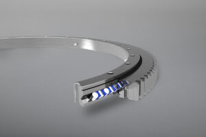 Zum Lieferprogramm zählen 1-reihige Kugeldrehverbindungen in Standard- sowie Flanschausführung sowie Kreuzrollen-Drehverbindungen, jeweils mit Innen- oder Außenverzahnung, aber auch ohne Verzahnung. Weiterhin sind unterschiedlichste Sonderbauformen lieferbar.