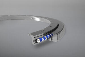 Zum Lieferprogramm zählen 1-reihige Kugeldrehverbindungen in Standard- sowie Flanschausführung sowie Kreuzrollen-Drehverbindungen, jeweils mit Innen- oder Außenverzahnung, aber auch ohne Verzahnung. Weiterhin sind unterschiedlichste Sonderbauformen lieferbar.