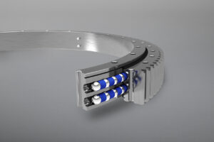 Zum Lieferprogramm zählen 1-reihige Kugeldrehverbindungen in Standard- sowie Flanschausführung sowie Kreuzrollen-Drehverbindungen, jeweils mit Innen- oder Außenverzahnung, aber auch ohne Verzahnung. Weiterhin sind unterschiedlichste Sonderbauformen lieferbar.