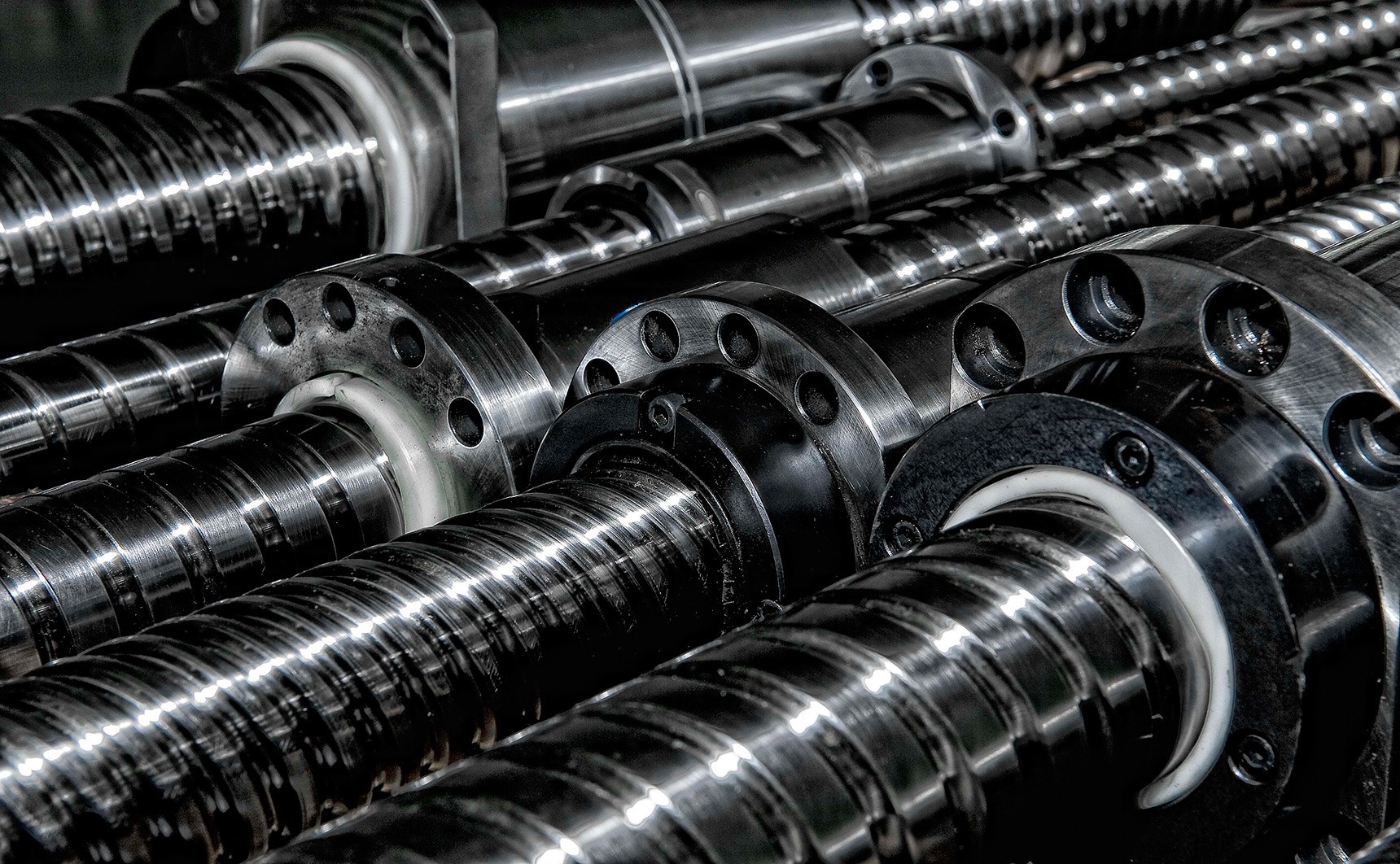 Kugelgewindetriebe bieten mit einer großen Auswahl an Spindelgeometrien und Mutterntypen vielfältige Einsatzmöglichkeiten. Sie sind in geschliffener, gewirbelter und gefräster Ausführung, auch mit individueller Endenbearbeitung, lieferbar.