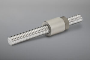 Kugelgewindetriebe bieten mit einer großen Auswahl an Spindelgeometrien und Mutterntypen vielfältige Einsatzmöglichkeiten. Sie sind in geschliffener, gewirbelter und gefräster Ausführung, auch mit individueller Endenbearbeitung, lieferbar.