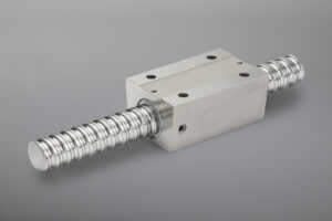 Kugelgewindetriebe bieten mit einer großen Auswahl an Spindelgeometrien und Mutterntypen vielfältige Einsatzmöglichkeiten. Sie sind in geschliffener, gewirbelter und gefräster Ausführung, auch mit individueller Endenbearbeitung, lieferbar.