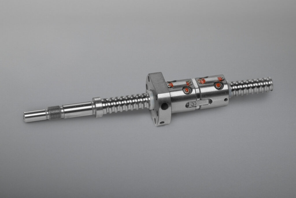 Kugelgewindetriebe bieten mit einer großen Auswahl an Spindelgeometrien und Mutterntypen vielfältige Einsatzmöglichkeiten. Sie sind in geschliffener, gewirbelter und gefräster Ausführung, auch mit individueller Endenbearbeitung, lieferbar.