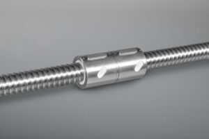 Kugelgewindetriebe bieten mit einer großen Auswahl an Spindelgeometrien und Mutterntypen vielfältige Einsatzmöglichkeiten. Sie sind in geschliffener, gewirbelter und gefräster Ausführung, auch mit individueller Endenbearbeitung, lieferbar.