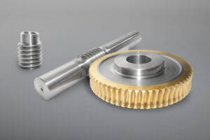 Schneckenradsätze sind in verschiedensten Ausführungen, Übersetzungsverhältnissen, Achsabständen und Werkstoffen verfügbar. Sowohl Schneckenwellen als auch Schneckenräder können auf Wunsch einbaufertig bearbeitet geliefert werden.