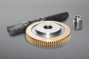 Schneckenradsätze sind in verschiedensten Ausführungen, Übersetzungsverhältnissen, Achsabständen und Werkstoffen verfügbar. Sowohl Schneckenwellen als auch Schneckenräder können auf Wunsch einbaufertig bearbeitet geliefert werden.