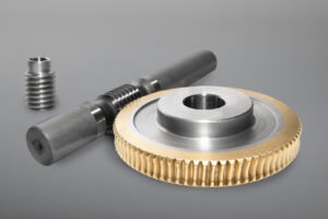 Schneckenradsätze sind in verschiedensten Ausführungen, Übersetzungsverhältnissen, Achsabständen und Werkstoffen verfügbar. Sowohl Schneckenwellen als auch Schneckenräder können auf Wunsch einbaufertig bearbeitet geliefert werden.