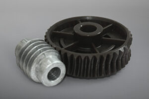 Schneckenradsätze sind in verschiedensten Ausführungen, Übersetzungsverhältnissen, Achsabständen und Werkstoffen verfügbar. Sowohl Schneckenwellen als auch Schneckenräder können auf Wunsch einbaufertig bearbeitet geliefert werden.