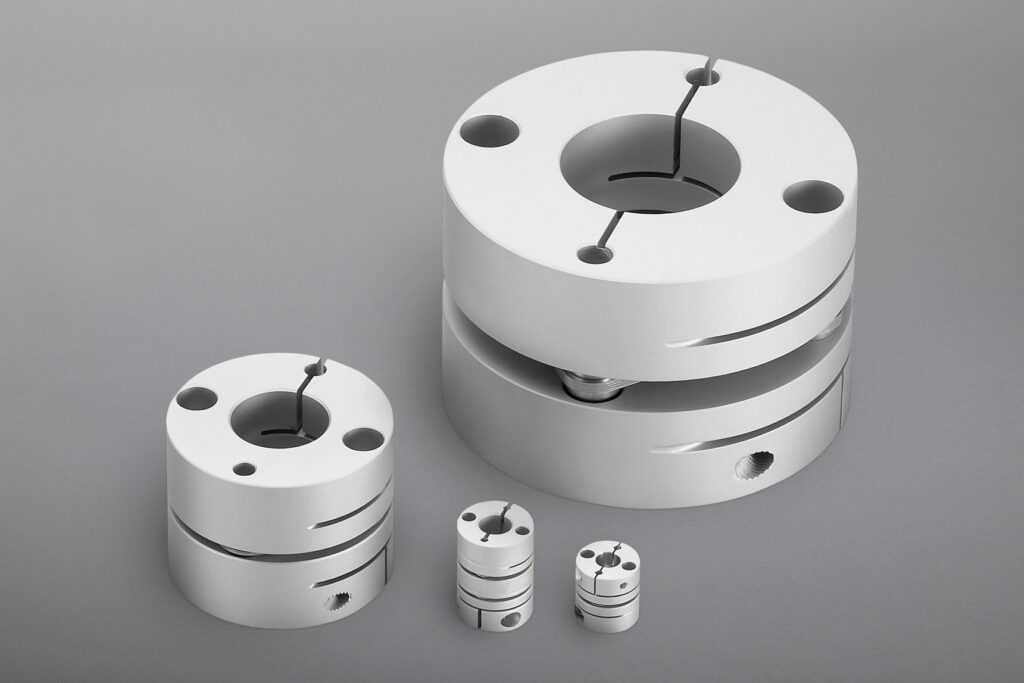 Standard-Kettenkupplungen bestehen aus 2 Standard Kettenrädern mit einseitiger Nabe, die mit einer Zweifachrollenkette nach DIN 8187 miteinander gekuppelt werden. Sie gewährleisten eine elastische Übertragung des Drehmoments.