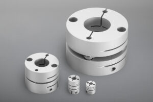 Standard-Kettenkupplungen bestehen aus 2 Standard Kettenrädern mit einseitiger Nabe, die mit einer Zweifachrollenkette nach DIN 8187 miteinander gekuppelt werden. Sie gewährleisten eine elastische Übertragung des Drehmoments.