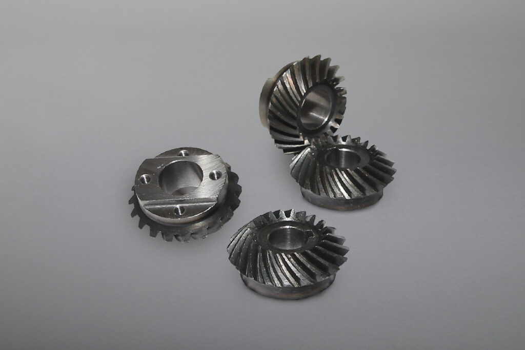 Kegelräder und Kegelradsätze sind mit verschiedensten Einbaumaßen und Übersetzungsverhältnissen lieferbar. Erhältlich sind gerad-, schräg- und bogenverzahnte Ausführungen, gefertigt in diversen Werkstoffen, auch wärmebehandelt und einbaufertig bearbeitet.