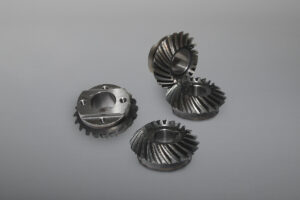 Kegelräder und Kegelradsätze sind mit verschiedensten Einbaumaßen und Übersetzungsverhältnissen lieferbar. Erhältlich sind gerad-, schräg- und bogenverzahnte Ausführungen, gefertigt in diversen Werkstoffen, auch wärmebehandelt und einbaufertig bearbeitet.