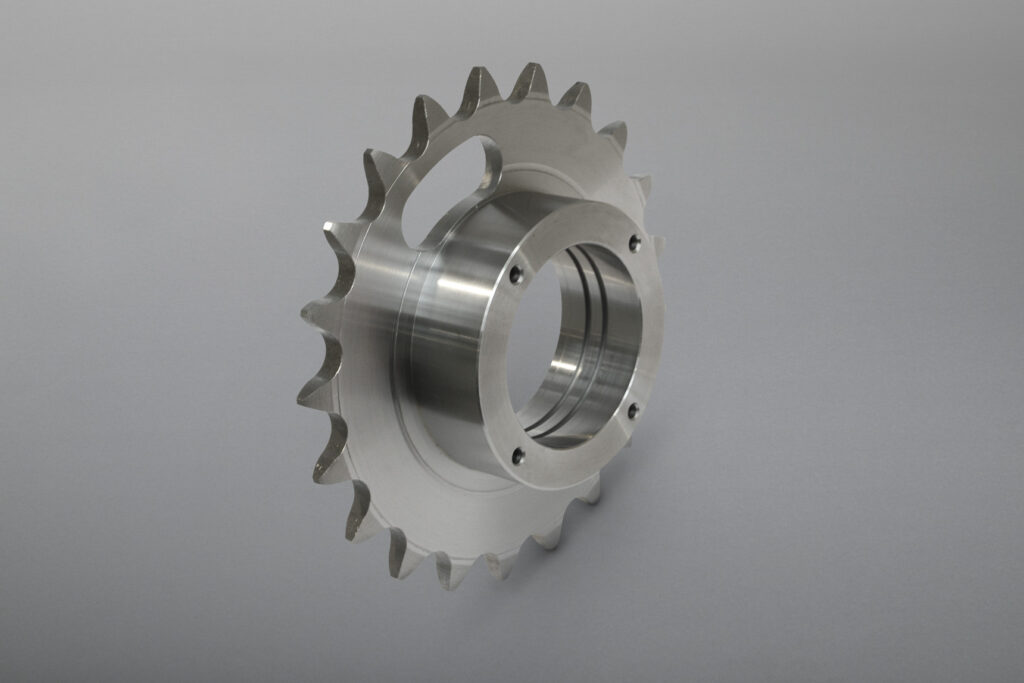 Zum Sortiment zählen Kettenräder in Simplex-, Duplex- sowie Triplex-Ausführung sowie Kettenradscheiben. Ergänzt wird das Lieferprogramm durch weitere Kettenrad-Ausführungen und Kettentypen, Anbauteile und Zubehör.