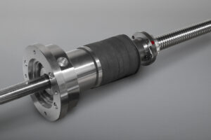 Kugelgewindetriebe bieten mit einer großen Auswahl an Spindelgeometrien und Mutterntypen vielfältige Einsatzmöglichkeiten. Sie sind in geschliffener, gewirbelter und gefräster Ausführung, auch mit individueller Endenbearbeitung, lieferbar.