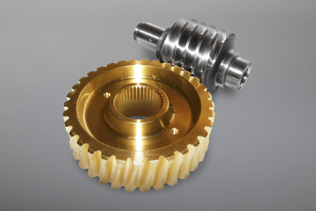 Schneckenradsätze sind in verschiedensten Ausführungen, Übersetzungsverhältnissen, Achsabständen und Werkstoffen verfügbar. Sowohl Schneckenwellen als auch Schneckenräder können auf Wunsch einbaufertig bearbeitet geliefert werden.