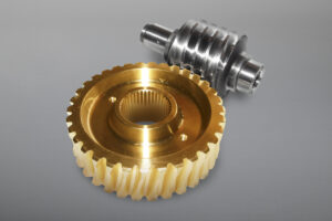 Schneckenradsätze sind in verschiedensten Ausführungen, Übersetzungsverhältnissen, Achsabständen und Werkstoffen verfügbar. Sowohl Schneckenwellen als auch Schneckenräder können auf Wunsch einbaufertig bearbeitet geliefert werden.