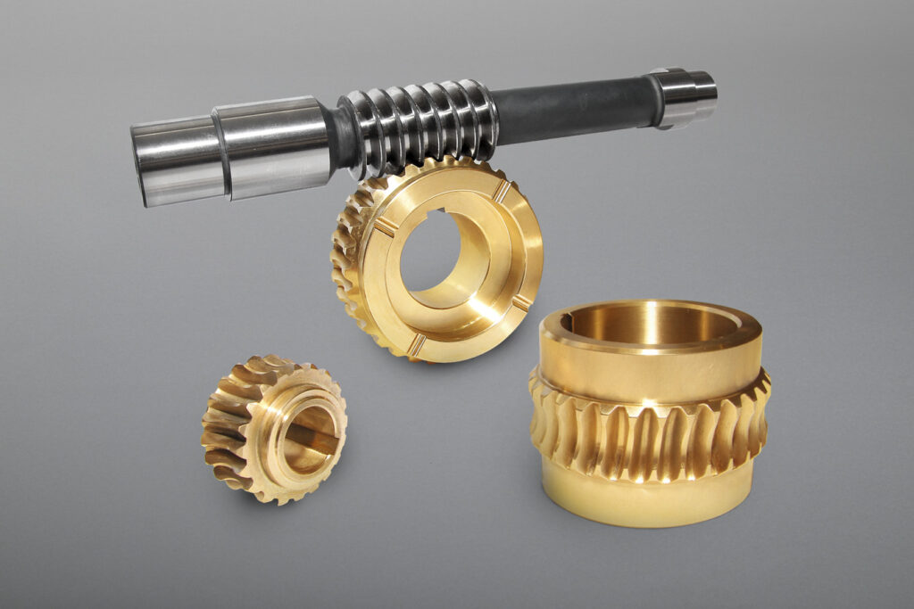 Schneckenradsätze sind in verschiedensten Ausführungen, Übersetzungsverhältnissen, Achsabständen und Werkstoffen verfügbar. Sowohl Schneckenwellen als auch Schneckenräder können auf Wunsch einbaufertig bearbeitet geliefert werden.