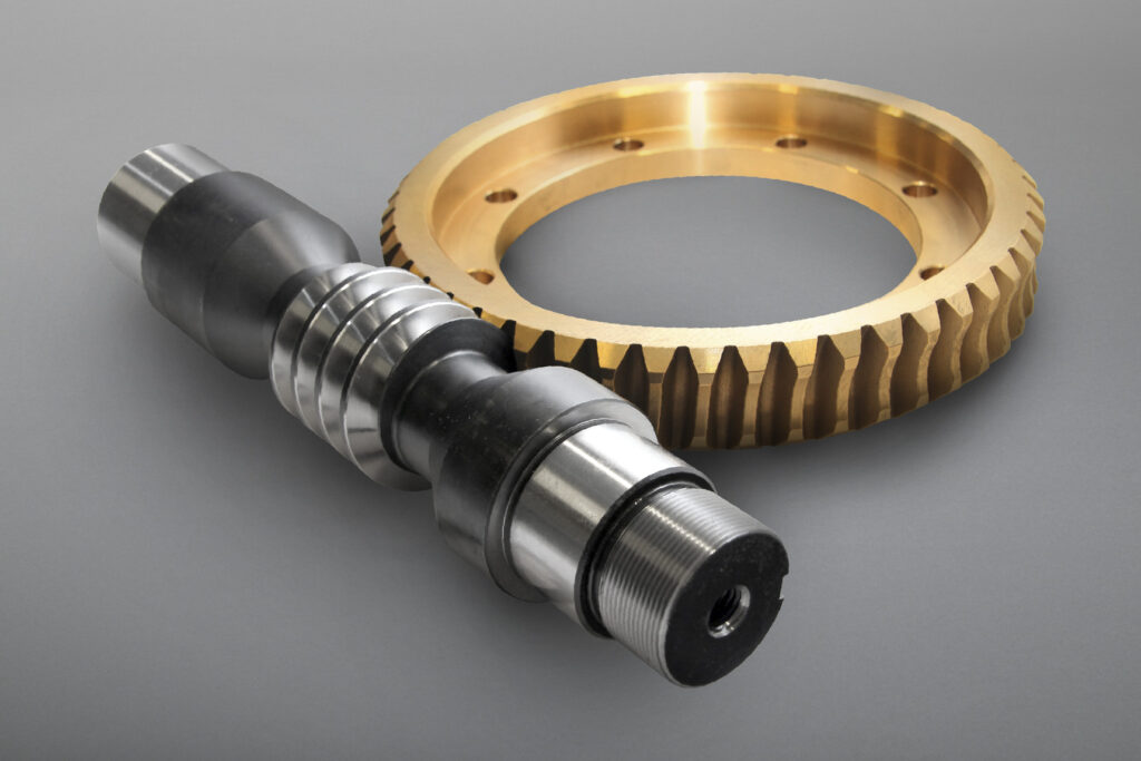 Schneckenradsätze sind in verschiedensten Ausführungen, Übersetzungsverhältnissen, Achsabständen und Werkstoffen verfügbar. Sowohl Schneckenwellen als auch Schneckenräder können auf Wunsch einbaufertig bearbeitet geliefert werden.